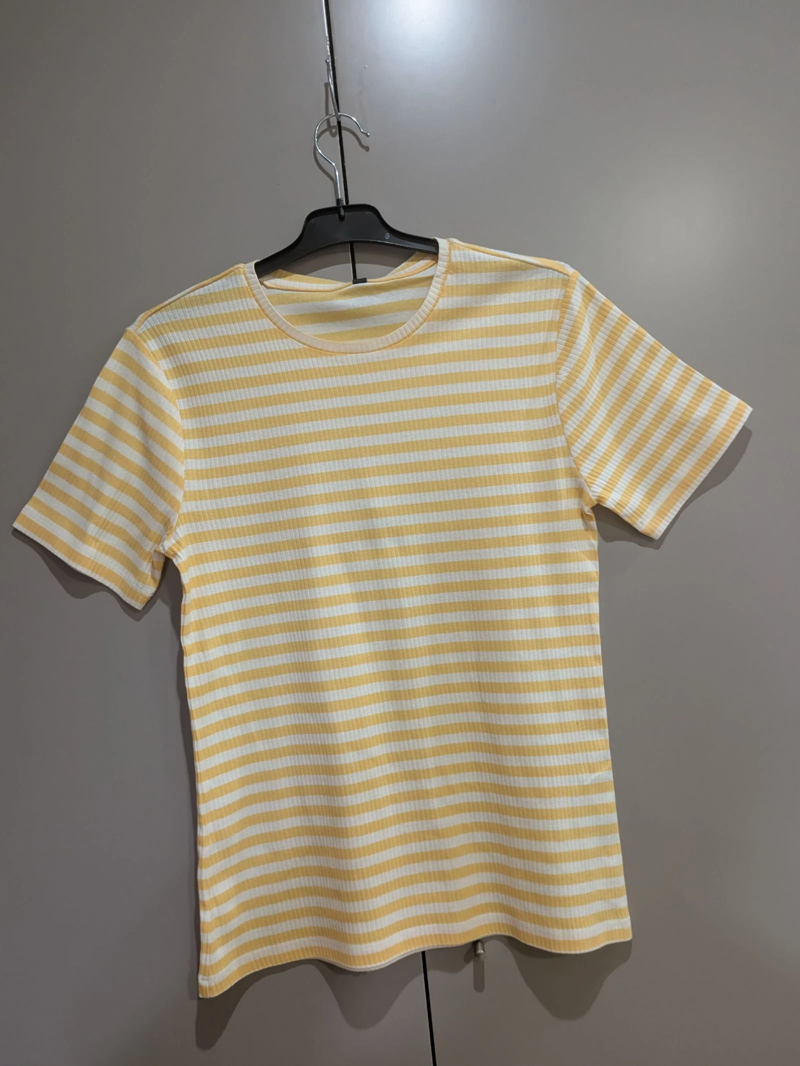 Camiseta de Rayas Amarillas y Blancas de Textura de Punto Acanalado talla L de Pieces